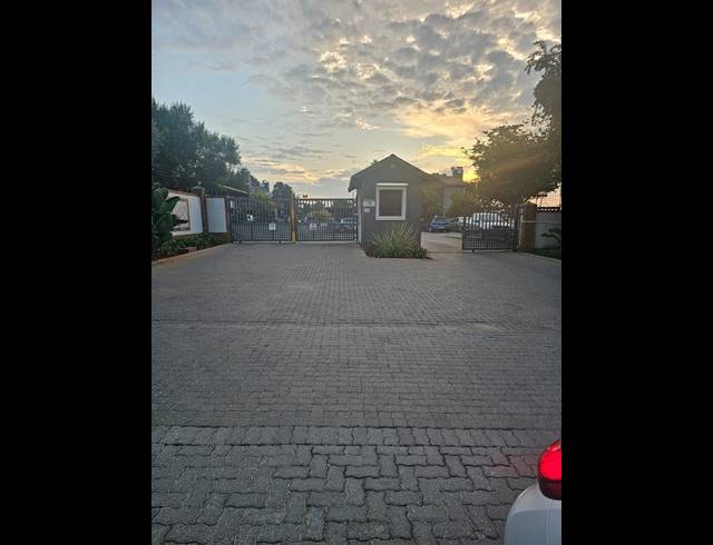 2 BEDROOM TOWNHOUSE FOR SALE IN BIRCH ACRES